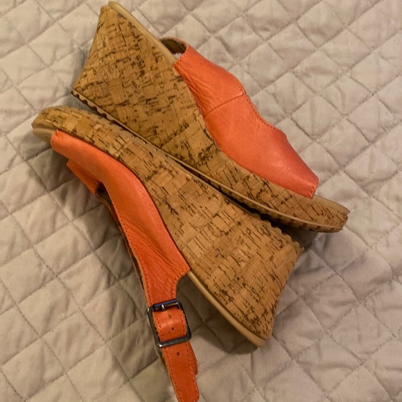 Croc wedge in Coral - size 9! Very comfortable shoe!! Cork wedge! - Picture 2 of 8